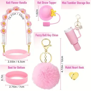 Set di accessori per tazza rosa con manico in maglia e ciondolo in peluche carino.