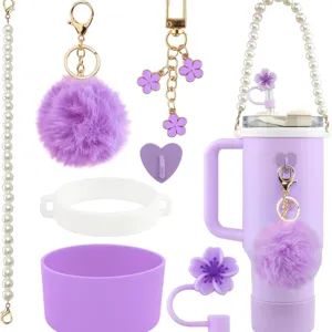 Conjunto de accesorios para vaso Stanley morado con pompón de felpa, correa de perlas y funda.