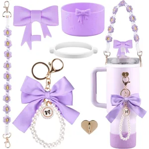 Bonito juego de accesorios para vaso morado con lazos, llavero de perlas y correa floral.