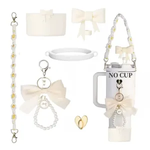 Set de accesorios para tazas con correa margarita llavero lazo y colgante perla.