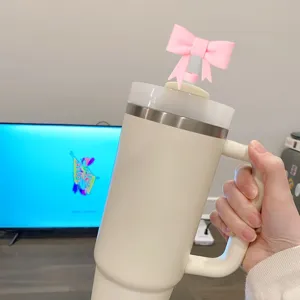 Grande bicchiere isolante con grazioso coperchio per cannuccia a fiocco rosa per viaggi.