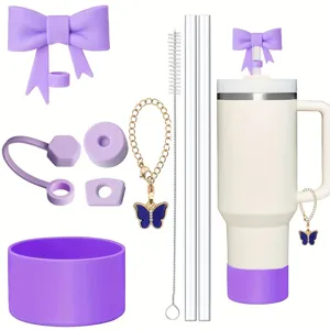 Set accessori per tazza con copertura paglia fiocco viola stivale in silicone e catena.