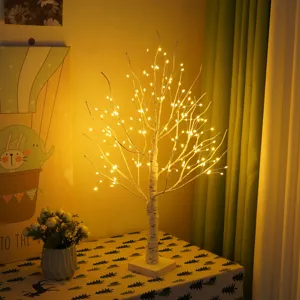 Dettaglio luce LED albero di betulla accogliente, rami filo di rame per decorazione casa.