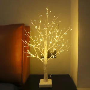 Dettaglio luce albero di betulla LED che mostra luci calde su rami bianchi strutturati.