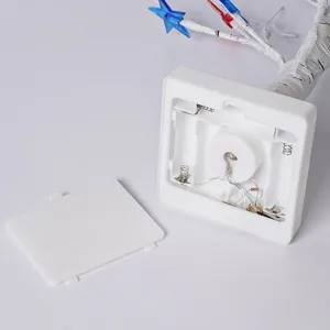 Nahaufnahme des Batteriefachgehäuses und der inneren Federn für LED dekorative Baumbeleuchtung.