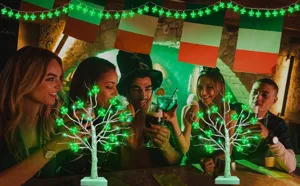 St Patricks Day grunes Kleeblatt Baum Licht Innenparty Szene Detail leuchtende LED Festdeko