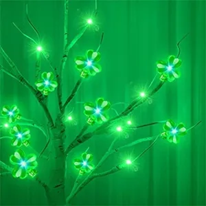 Nahaufnahme von gruenen Kleeblatt LED Baum Licht leuchtend hell fuer St. Patrick Zimmer Dekor.