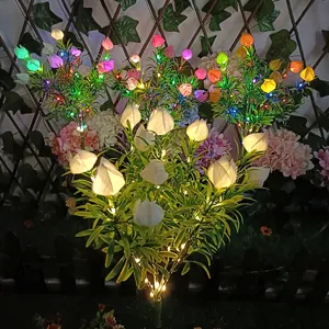 Details der leuchtenden Solar-Blumenlampe mit hellen LED-Knospen, ideal für Gartendeko.