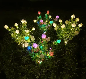 Solar LED Blumenleuchten nachts im Garten leuchtend, wasserdichte Hof-Außendekoration Detailansicht.
