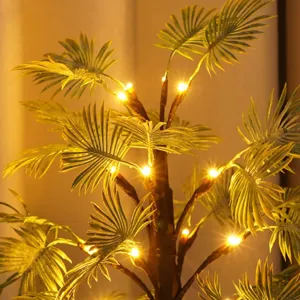 Détail de l'éclairage de palmier LED avec des feuilles lumineuses chaleureuses pour déco