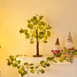 Detailansicht der künstlichen Eukalyptus-Baumlampe mit LED-Lichterkette und Schneemann-Deko.