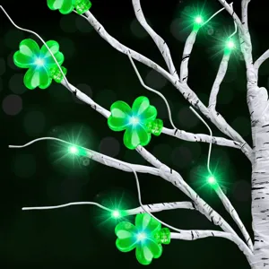 St. Patricks Tag LED Kleeblatt Baum Licht mit leuchtend grunen Blattern auf weissen Zweigen.