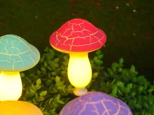 Vue détaillée de la lampe piquet de jardin LED champignon craquelé coloré pour déco ext.