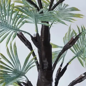 Gros plan de branche d'arbre artificiel lumineux LED palmier, décoration intérieure.