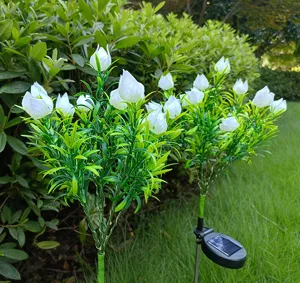 Solar Gardenie Blumenlicht Detailansicht, LED Simulationsblume für Garten, Rasen und Außenbereich.