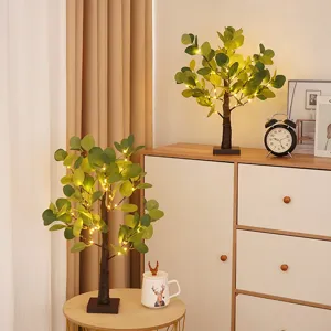Nahaufnahme künstlicher Eukalyptus-Baumlicht mit warmen Kupferdraht-LEDs für die Raumdekoration.