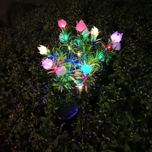 Detailansicht der solaren Blumengartenbeleuchtung nachts, wasserdichte LED Außendekoration.