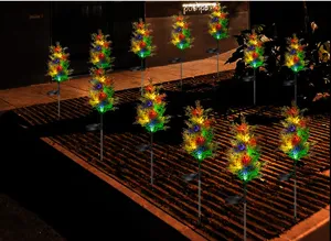 Lampes de pelouse d'arbre de Noël solaires avec ampoules LED colorées et panneau solaire pour jardin.