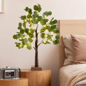Künstlicher Eukalyptus-Baum mit LED-Kupferdraht-Lichterkette für Heimdekoration und Partys.