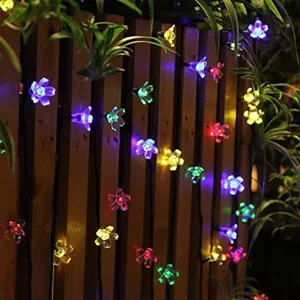 Guirlande lumineuse LED solaire fleurs de cerisier colorées pour jardin extérieur détail.