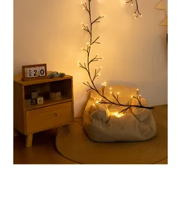 Scena dettagliata con catena luminosa LED a rami, ideale per decorare la camera da letto.