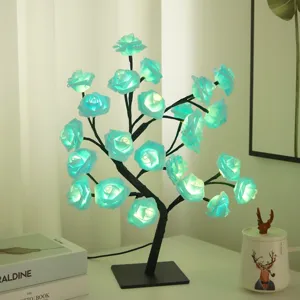 Détail de la lampe arbre roses LED avec fleurs bleues lumineuses, parfaite pour la déco festive.