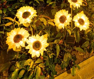 Detalle de lámpara solar de jardín de girasol, flores LED luminosas para césped y exterior.