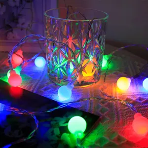 Guirlande lumineuse LED à boules givrées colorées pour camping en plein air, Noël et déco de fête.