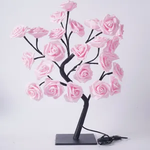 Vue détaillée de la lampe arbre à roses roses, veilleuse LED avec câble USB.