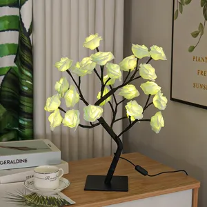 Vue détaillée de la lampe arbre roses LED lumineuse sur bureau en bois avec décor chaleureux.