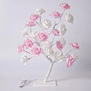Vue détaillée de la lampe arbre à roses artificielles avec des branches roses et blanches.