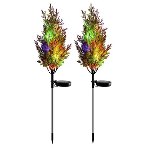 Lampe de piquet de jardin solaire en cedre avec lumieres LED colorees pour decor exterieur.