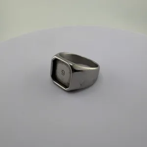 Vista de detalle en primer plano del anillo de sello cuadrado de metal plateado DIY con número.