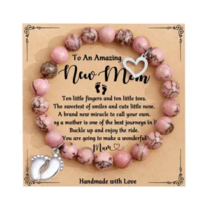 Bracciale per la festa della mamma con perle rosa e ciondoli piedi di neonato carini