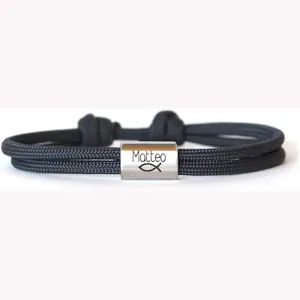 Detailansicht des schwarzen Paracord geflochtenen Armbands mit Edelstahlelement und Fischsymbol.