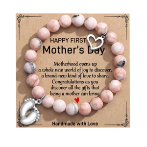 Bracciale di perle festa della mamma con cuore e ciondolo piede di bimbo, regalo rosa per donna.
