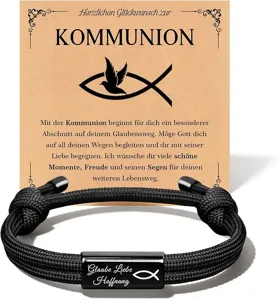 Detaillierte Nahaufnahme des schwarzen Paracord Armbands mit Fischsymbol und Karte.