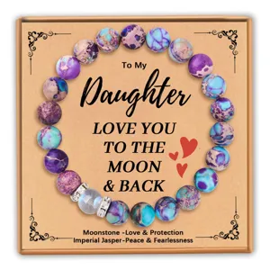Vue détaillée du bracelet de perles en jaspe impérial et pierre de lune sur carte cadeau fille.