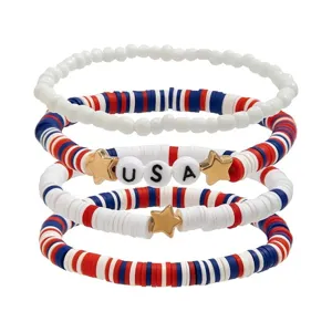 Bracciali impilabili in perline heishi rosso bianco blu con ciondoli stella oro e lettere USA.