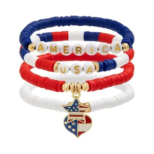 Vista dettagliata del set di braccialetti in argilla con ciondolo a stella patriottico.