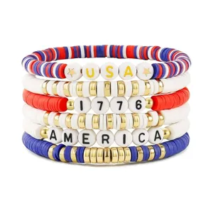 Vista dettagliata di bracciali con perline heishi patriottiche con testo USA e dischi colorati.