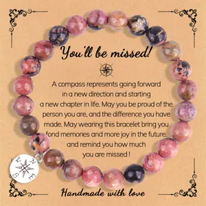 Pulsera de cuentas de piedra natural con colgante de brújula y tarjeta de felicitación.