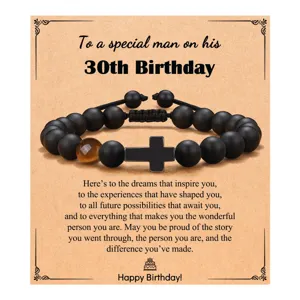 Pulsera de cuentas negras mate y ojo de tigre para hombre con dije de cruz en tarjeta de cumpleaños.