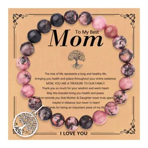 Bracciale di perle in pietra preziosa per la festa della mamma con carta e ciondolo.