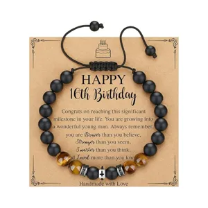 Vista detallada de la pulsera de cuentas negras mate para hombre con ojo de tigre.