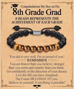 Vista detallada de la elegante pulsera de cuentas negras mate y ojo de tigre de graduación.