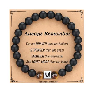 Bracelet de perles en pierre noire mate et œil de tigre avec pendentif lettre en acier inox.