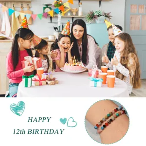 Vista detallada del brazalete de cuentas de piedra natural colorida usado en la muñeca.