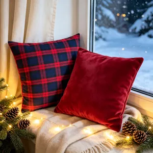 Housses de coussin en velours et carreaux décor détail, ambiance hivernale fenêtre.