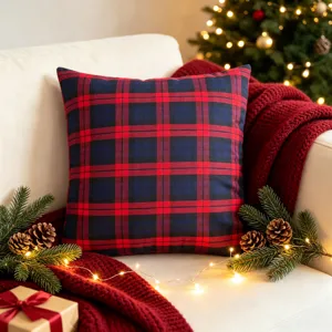Housse de coussin douillette à carreaux rouge et bleu, détail de déco de Noël festive.